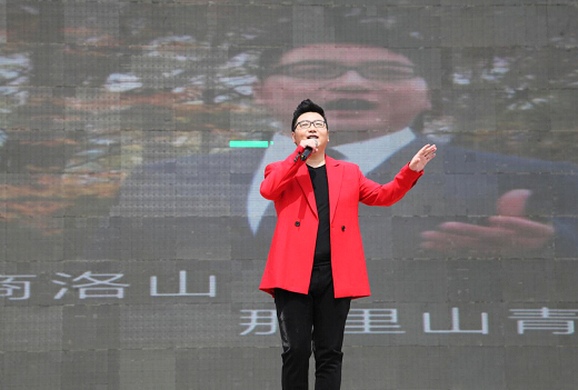 商洛籍著名青年歌手周澎等演员在开幕式上为来宾们呈现了精彩的文艺