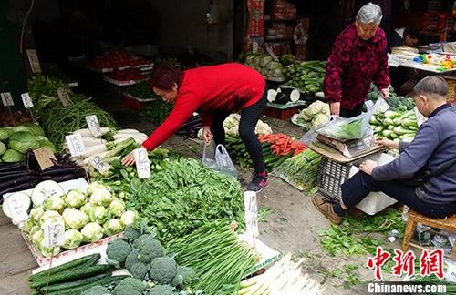 图为成都某市场内蔬菜标注的价格，一些民众正在挑选。（资料图）<a target='_blank' href='http://www.chinanews.com/' _fcksavedurl='http://www.chinanews.com/'>中新社</a>记者 刘忠俊 摄