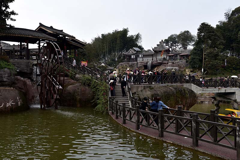 游客在叙永县江门镇坝上桃花坞景区游玩