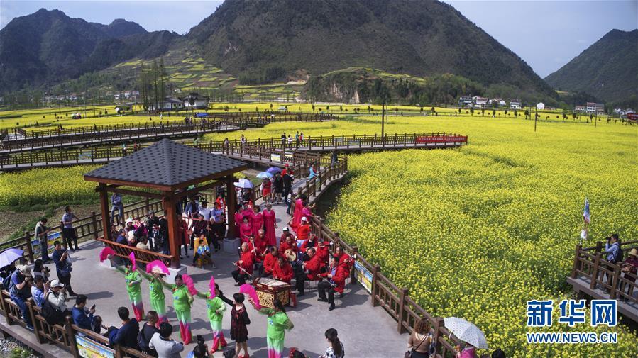 汉中市勉县老年大学的学员们在唐家湾油菜花观光点为旅游者表演节目(3