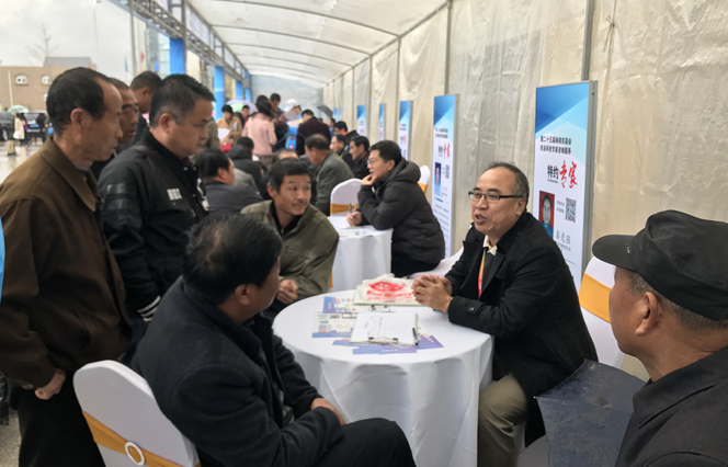 第二十五届杨凌农高会百名农科专家咨询现场人气火爆