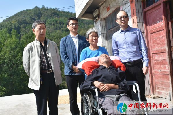 陕西汉滨区:助力见义勇为道德模范家庭走出困境